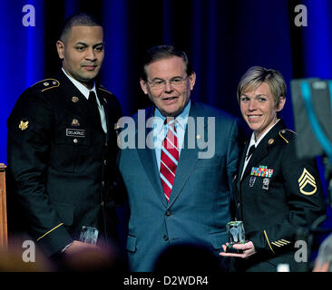 Le sénateur américain Bob Menendez (démocrate du New Jersey), centre, cadeaux et prix pour héroïsme à SSG Katie Cataldo, droite, et SPC Jesse de la Cruz, à gauche, de la Garde nationale du New Jersey NJ apparaît à la Chambre de Commerce du Canada Dîner du congrès à Washington, D.C. le jeudi 31 janvier 2013..Credit : Ron Sachs / CNP.(RESTRICTION : NO New York ou le New Jersey Journaux ou journaux dans un rayon de 75 km de la ville de New York) Banque D'Images