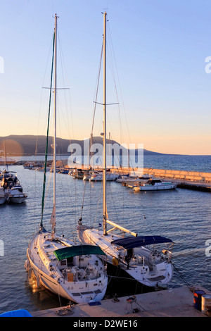 Yacht et Bateaux à la marina animée de Latchi, région de Paphos, Chypre Banque D'Images