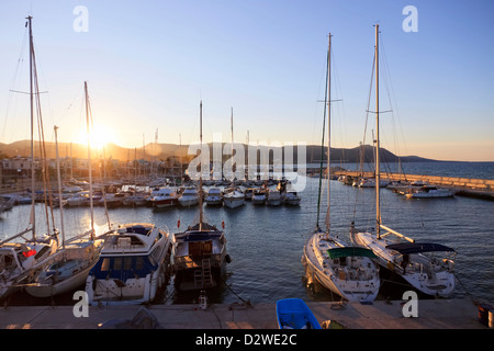 Yacht et Bateaux à la marina animée de Latchi, région de Paphos, Chypre Banque D'Images