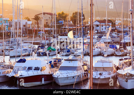 Yacht et Bateaux à la marina animée de Latchi, région de Paphos, Chypre Banque D'Images