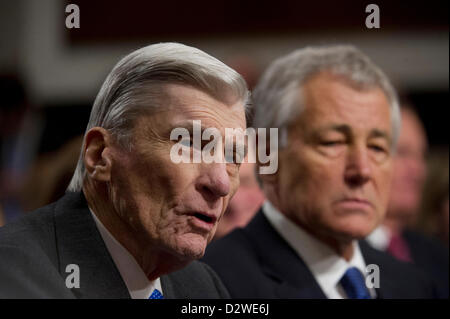 Le sénateur à la retraite John Warner lance le sénateur Chuck Hagel au cours de son audience de confirmation dans la commission des forces armées du Sénat en tant que secrétaire de la Défense, le 31 janvier 2013 à Washington, DC. Banque D'Images