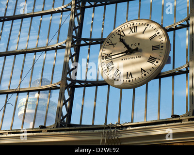 La célèbre horloge à l'intérieur de la gare de Lime Street, à Liverpool UK Banque D'Images