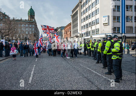 Les manifestants devant l'Hôtel de ville de Belfast, Irlande du Nord, Royaume-Uni Le samedi 2 février 2013. Une manifestation à l'Hôtel de Ville a eu lieu chaque samedi depuis la ville a pris la décision au début de décembre pour déposer le drapeau de l'Union de l'immeuble en dehors des jours désignés sur. Banque D'Images