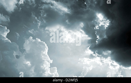 Les nuages de tempête en clôture et rétro-éclairées par le soleil Banque D'Images
