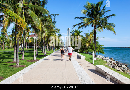 Les gens qui marchent dans le parc de South Pointe, Miami Beach, États-Unis Banque D'Images