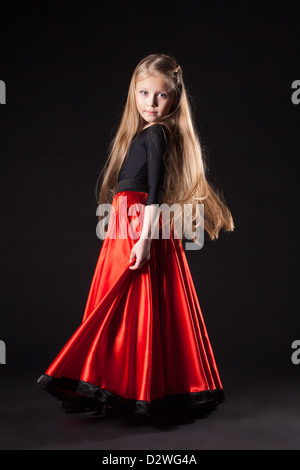 Portrait de petite fille en costume oriental flamenco danse hispaniques Banque D'Images