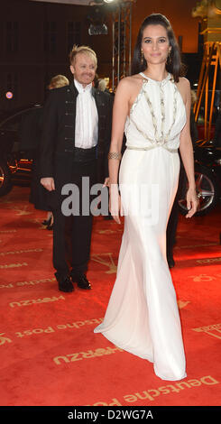 Emma Heming-Willis (R), épouse de l'acteur américain Bruce Willis, arrive à côté de la chanteuse britannique Anthony Ross pour la 48e cérémonie de remise des prix de la caméra d'or à Berlin, Allemagne, 2 février 2013. Le prix honore les réalisations exceptionnelles dans la télévision, le cinéma et le divertissement. Photo : Britta Pedersen/dpa  + + +(c) afp - Bildfunk + + + Banque D'Images