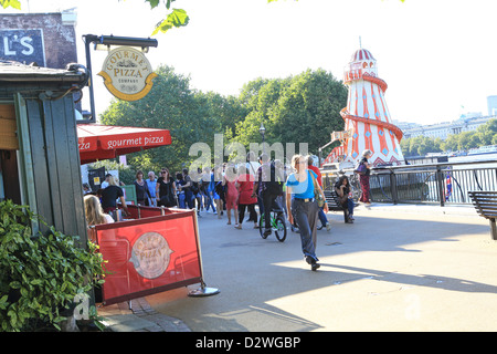 Les touristes la marche sur la Promenade, sur la rive sud, par Gabriel's Wharf, sur une chaude après-midi d'été, à Londres, Royaume-Uni, Banque D'Images