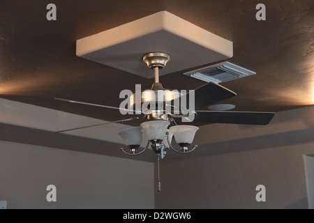 Nickel brossé Ventilateur de plafond de stuc comme terminer Banque D'Images