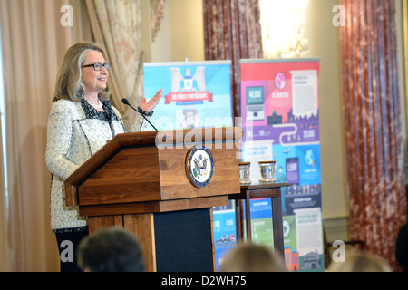 La secrétaire d'Etat américaine, Hillary Rodham Clinton prononce une allocution lors d'une réception en l'honneur des partenariats public/privé au département d'État le 31 janvier 2013 à Washington, DC Banque D'Images