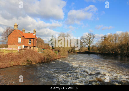 2 février 2013. Ripley, Surrey, Angleterre, Royaume-Uni. Le soleil brille sur une froide journée d'hiver et des chips. La turbulente l'eau s'écoule loin de Walsham Weir sur la rivière Wey. Banque D'Images