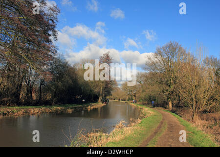 2 février 2013. Ripley, Surrey, Angleterre, Royaume-Uni. Le soleil brille sur une froide journée d'hiver et où les bateaux sont amarrés sur la voie navigable Wey Canal. Banque D'Images