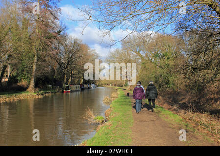 2 février 2013. Ripley, Surrey, Angleterre, Royaume-Uni. Marchettes pour profiter du soleil lors d'une froide journée d'hiver et Crisp, bateaux amarrés sur la voie navigable Wey Canal. Banque D'Images