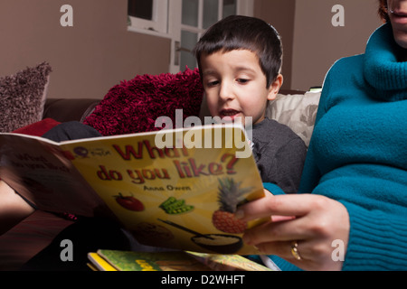 Mère de l'enfant apprend à lire Banque D'Images