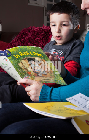 Mère de 5 ans enfant de lire un livre Banque D'Images