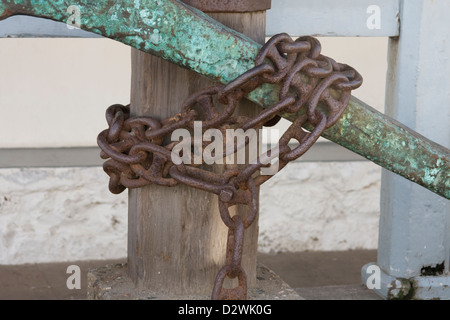 Close up of old anchor et la chaîne sur l'affichage à l'Old Fisherman's Wharf de Monterey, en Californie. Banque D'Images