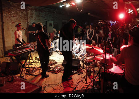 1 juin 2012 - Brooklyn, NY, États-Unis - Amanda Palmer anciennement de Dresden Dolls en spectacle avec son groupe Grand Theft Orchestra au Loft à Brooklyn le 31 mai 2012, célèbre son triomphe la levée de fonds pour son nouvel album sur Kickstarter.com. (Crédit Image : © Rahav Segev/ZUMAPRESS.com) Banque D'Images