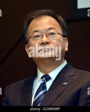 Le 1 février 2013, Tokyo, Japon - Président Takashi Okuda de Sharp Corp. du Japon annonce la compagnie pour le troisième trimestre le bénéfice au cours d'une conférence de presse dans un hôtel de Tokyo vendredi soir, le 1 février 2013. Dans les trois mois au 31 décembre, le géant de l'électronique japonais posté le bénéfice d'exploitation de 28,5 millions de dollars dans ses résultats du troisième trimestre, mais la société a enregistré une perte nette de 398 millions de dollars pour la période. (Photo de Natsuki Sakai/AFLO) AYF -mis- Banque D'Images