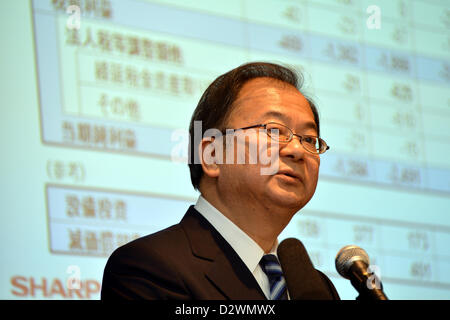 Le 1 février 2013, Tokyo, Japon - Président Takashi Okuda de Sharp Corp. du Japon annonce la compagnie pour le troisième trimestre le bénéfice au cours d'une conférence de presse dans un hôtel de Tokyo vendredi soir, le 1 février 2013. Dans les trois mois au 31 décembre, le géant de l'électronique japonais posté le bénéfice d'exploitation de 28,5 millions de dollars dans ses résultats du troisième trimestre, mais la société a enregistré une perte nette de 398 millions de dollars pour la période. (Photo de Natsuki Sakai/AFLO) AYF -mis- Banque D'Images