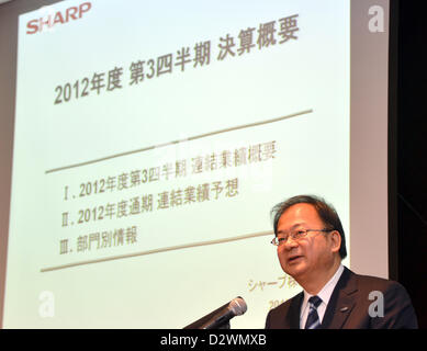 Le 1 février 2013, Tokyo, Japon - Président Takashi Okuda de Sharp Corp. du Japon annonce la compagnie pour le troisième trimestre le bénéfice au cours d'une conférence de presse dans un hôtel de Tokyo vendredi soir, le 1 février 2013. Dans les trois mois au 31 décembre, le géant de l'électronique japonais posté le bénéfice d'exploitation de 28,5 millions de dollars dans ses résultats du troisième trimestre, mais la société a enregistré une perte nette de 398 millions de dollars pour la période. (Photo de Natsuki Sakai/AFLO) AYF -mis- Banque D'Images