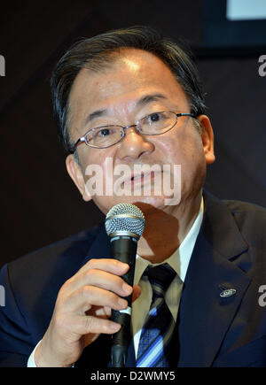 Le 1 février 2013, Tokyo, Japon - Président Takashi Okuda de Sharp Corp. du Japon annonce la compagnie pour le troisième trimestre le bénéfice au cours d'une conférence de presse dans un hôtel de Tokyo vendredi soir, le 1 février 2013. Dans les trois mois au 31 décembre, le géant de l'électronique japonais posté le bénéfice d'exploitation de 28,5 millions de dollars dans ses résultats du troisième trimestre, mais la société a enregistré une perte nette de 398 millions de dollars pour la période. (Photo de Natsuki Sakai/AFLO) AYF -mis- Banque D'Images