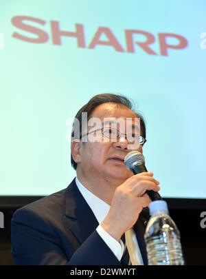 Le 1 février 2013, Tokyo, Japon - Président Takashi Okuda de Sharp Corp. du Japon annonce la compagnie pour le troisième trimestre le bénéfice au cours d'une conférence de presse dans un hôtel de Tokyo vendredi soir, le 1 février 2013. Dans les trois mois au 31 décembre, le géant de l'électronique japonais posté le bénéfice d'exploitation de 28,5 millions de dollars dans ses résultats du troisième trimestre, mais la société a enregistré une perte nette de 398 millions de dollars pour la période. (Photo de Natsuki Sakai/AFLO) AYF -mis- Banque D'Images