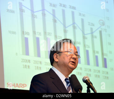 Le 1 février 2013, Tokyo, Japon - Président Takashi Okuda de Sharp Corp. du Japon annonce la compagnie pour le troisième trimestre le bénéfice au cours d'une conférence de presse dans un hôtel de Tokyo vendredi soir, le 1 février 2013. Dans les trois mois au 31 décembre, le géant de l'électronique japonais posté le bénéfice d'exploitation de 28,5 millions de dollars dans ses résultats du troisième trimestre, mais la société a enregistré une perte nette de 398 millions de dollars pour la période. (Photo de Natsuki Sakai/AFLO) AYF -mis- Banque D'Images