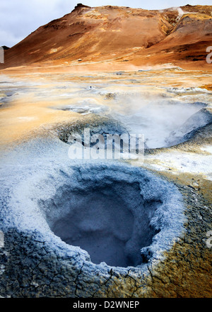 La boue acide sulphorous burns de grands trous dans le sol à Namaskard, Islande Banque D'Images