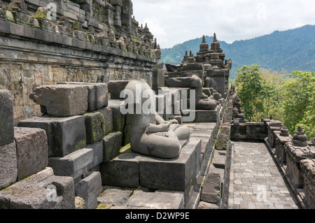 Des statues et de sculpter à Borobudur, Indonésie Banque D'Images