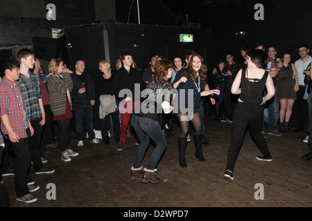Les filles s'amusant dans le mosh pit à un concert à la Croft, Bristol, janvier 2012, avec les gars que regarder Banque D'Images
