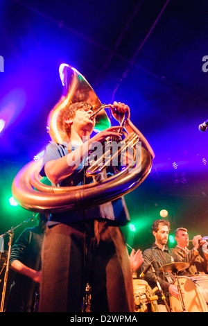 Israël. Un joueur de tuba (Udi Raz de 'Marsh Dondurma' brass band) joue sur la scène. D'autres joueurs en arrière-plan. Banque D'Images