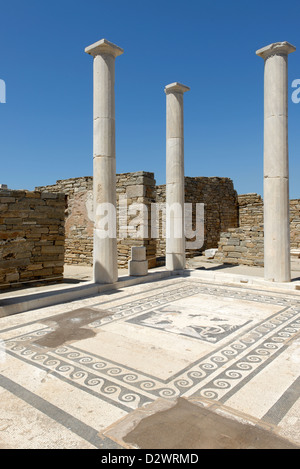 Délos. La Grèce. D'oreillette de cour péristyle Central avec mosaïque à la maison de Dionysos dans le quartier du théâtre. Banque D'Images