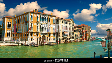 Le Grand Canal du Ponte dell'Accademia au coucher du soleil ; à l'avant-plan le Palais Cavalli-Franchetti Banque D'Images