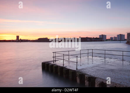 La vue sur le port de Portsmouth vers Gosport, des parois aux vieux Portsmouth. Après une longue période de temps humide et venteux, c'est l'un des premiers beaux couchers de soleil de l'année. Le 3 février 2013, UK Banque D'Images