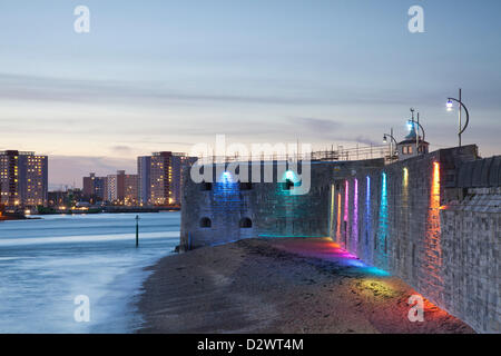 Une vue du vieux Portsmouth à travers le port en direction de Gosport. Les lumières colorées sur les murs de la ville, s'ouvrent sur le ciel du soir tranquille. Le 3 février 2013, UK Banque D'Images