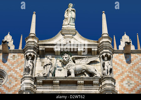 Le 14ème siècle de style gothique balcon sur la façade sud du Doge's Palace, palais des Doges, Venise Italie Banque D'Images