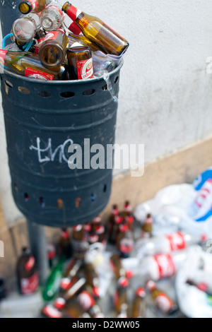 Séville, Espagne, les bouteilles de bière dans une poubelle le samedi soir Banque D'Images