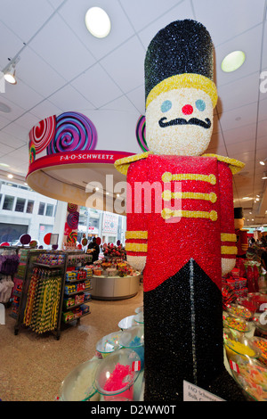 New York. Candy Man et des bonbons dans le célèbre magasin de jouets FAO Schwarz Banque D'Images