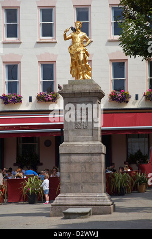 Statue dorée de George II avec pigeon assis sur l'épaule à Royal Square, St Helier, Jersey, Royaume-Uni en juillet Banque D'Images