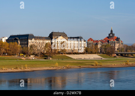 Ministère de l'édifice des Finances au cours de l'Elbe à Dresde, Saxe, Germanyfacade Banque D'Images