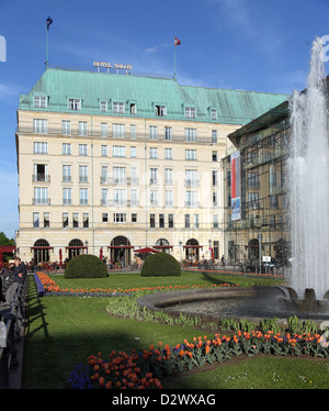 Berlin, Allemagne, l'hôtel Adlon et re. l'Académie des Arts à la Pariser Platz Banque D'Images