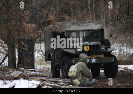 Gdynia, Pologne 3e, février 2012 la deuxième guerre mondiale, Bataille des Ardennes également connu sous le nom de la contre-offensive des Ardennes reenactment dans la forêt près de Gdynia. Banque D'Images