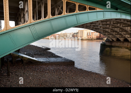 Southwark Bridge acier fonte London South Bank Banque D'Images