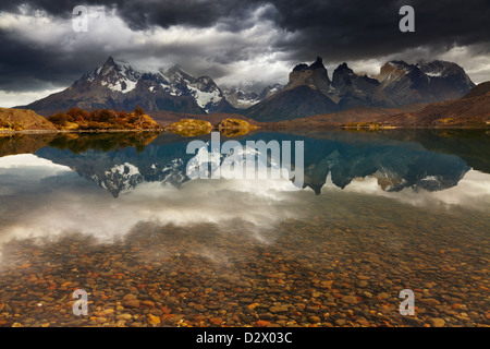 Lever du soleil dans le Parc National Torres del Paine, le Lac Pehoe et Cuernos montagnes, Patagonie, Chili Banque D'Images