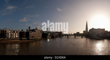 Vue panoramique vue sur la rivière East ward vers London Bridge de Millennium Bridge avec soleil du matin passant près de le tesson Banque D'Images