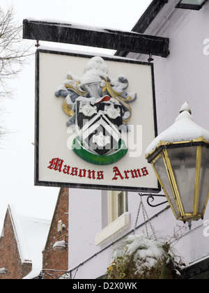 Masons Arms pub, Solihull High Street, West Midlands couvert de neige, hiver 2013 Banque D'Images