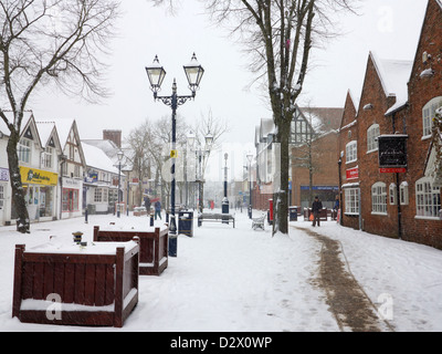 Solihull High Street couvertes de neige, hiver 2012/13 Personnes Shopping dans les magasins de détail dans la neige. Banque D'Images