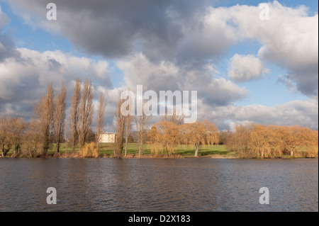 Danson house se distingue comme vu sur le lac sur une journée venteuse intermittent nuages avec rayons de soleil Banque D'Images