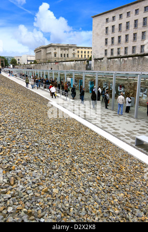 Les touristes affluent pour voir les restes du mur de Berlin avec l'affichage de l'exposition photo. Banque D'Images