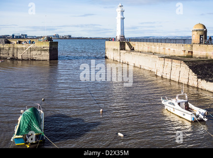 Newhaven Harbour à l'extrémité ouest de l'ouest de Port de Leith Docks Edinburgh Scotland avec lighthouse Banque D'Images
